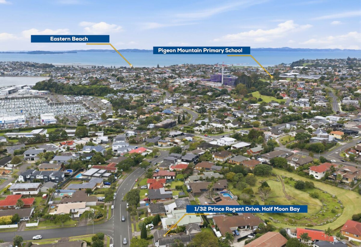 Standalone 4 beds 2 baths house, Upstairs 2 beds 1 bath, kitchen and living, downstairs 2 beds 1 bath and a separate foyer/entry area, close to schools, beaches, Highland Park shopping centre, 0.8 km to Pigeon Mountain School, 1/32 Prince Regent Drive, Half Moon Bay, Auckland