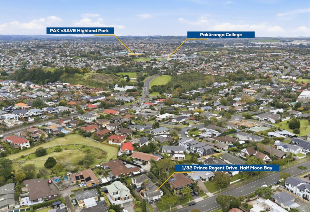 Standalone 4 beds 2 baths house, Upstairs 2 beds 1 bath, kitchen and living, downstairs 2 beds 1 bath and a separate foyer/entry area, close to schools, beaches, Highland Park shopping centre, 0.8 km to Pigeon Mountain School, 1/32 Prince Regent Drive, Half Moon Bay, Auckland