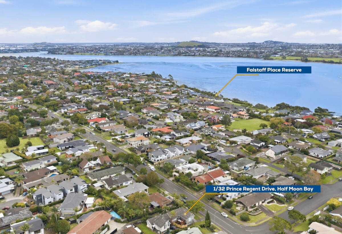 Standalone 4 beds 2 baths house, Upstairs 2 beds 1 bath, kitchen and living, downstairs 2 beds 1 bath and a separate foyer/entry area, close to schools, beaches, Highland Park shopping centre, 0.8 km to Pigeon Mountain School, 1/32 Prince Regent Drive, Half Moon Bay, Auckland