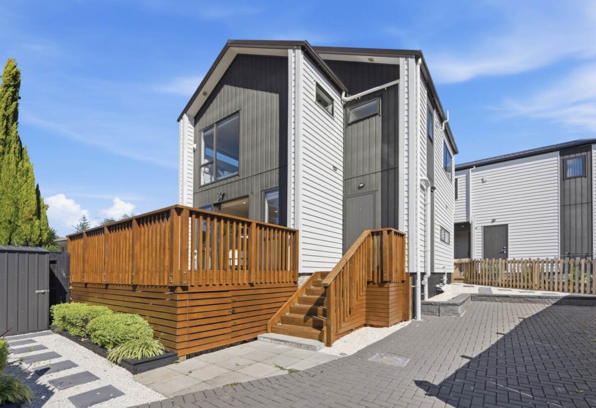 Fully fenced standalone 3 beds 2.5 baths house with 2 car parks, Remote-controlled blinds, Walking distance to local schools, kindergartens, parks, and Clendon Shopping Centre, 0.9 km to James Cook High School, 18A Minton Place, Manurewa, Auckland