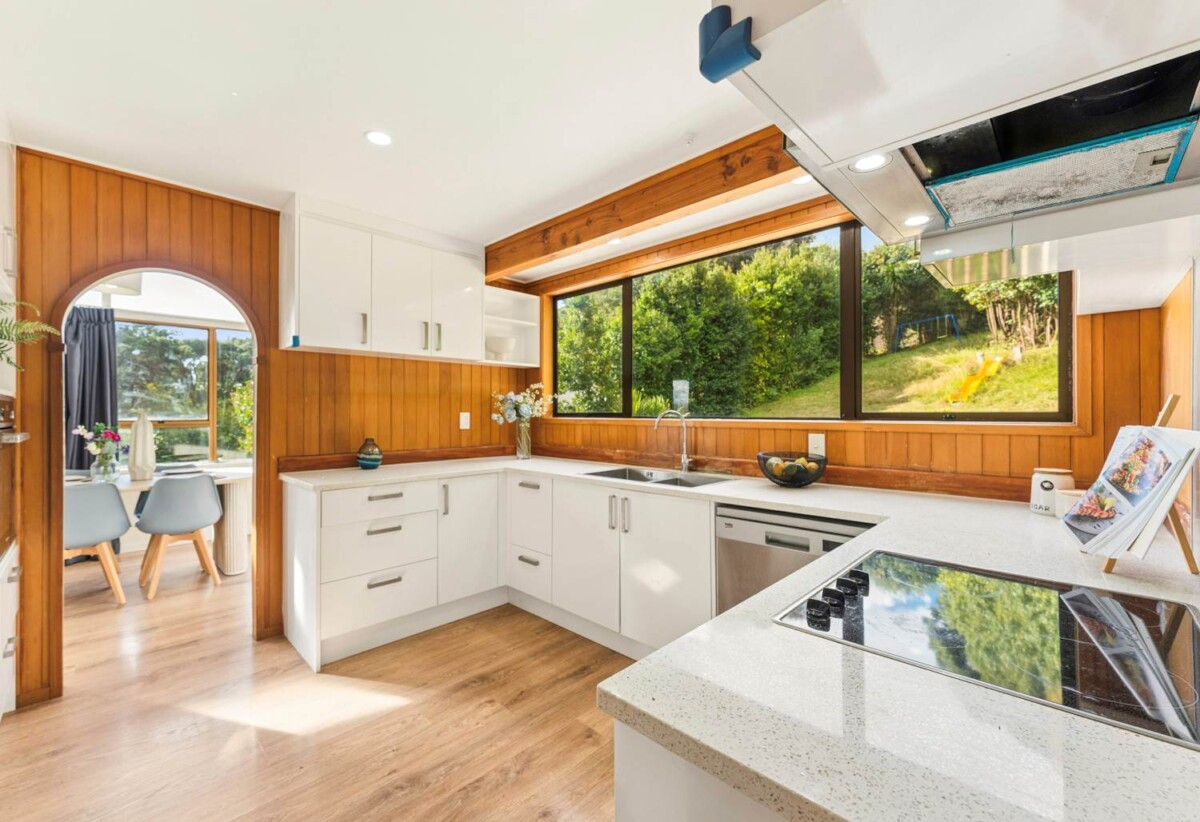 3 beds 1 bath house with garage on 929m2 section, nearby reserves, playgrounds, local shops, schools, daycare centres, and a community centre, only a few minutes’ drive to Glenfield Mall, 0.6 km to Bayview School, 22 Bonito Place, Bayview, Auckland