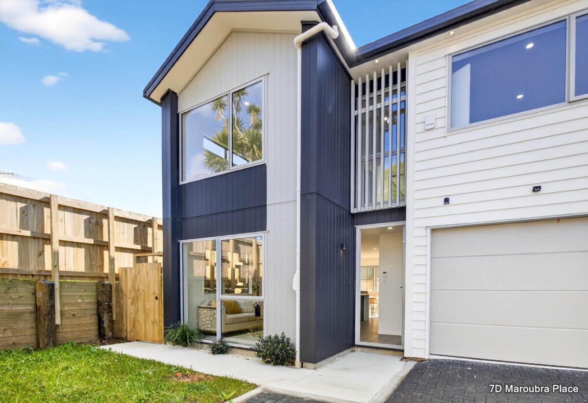 Brandnew 4 beds 3.5 baths home with garage, 1 ensuite ground floor, close to shopping centres, schools, golf club, 0.3 km to Botany Downs School, 7B,7C & 7D Maroubra Place, Botany Downs, Auckland
