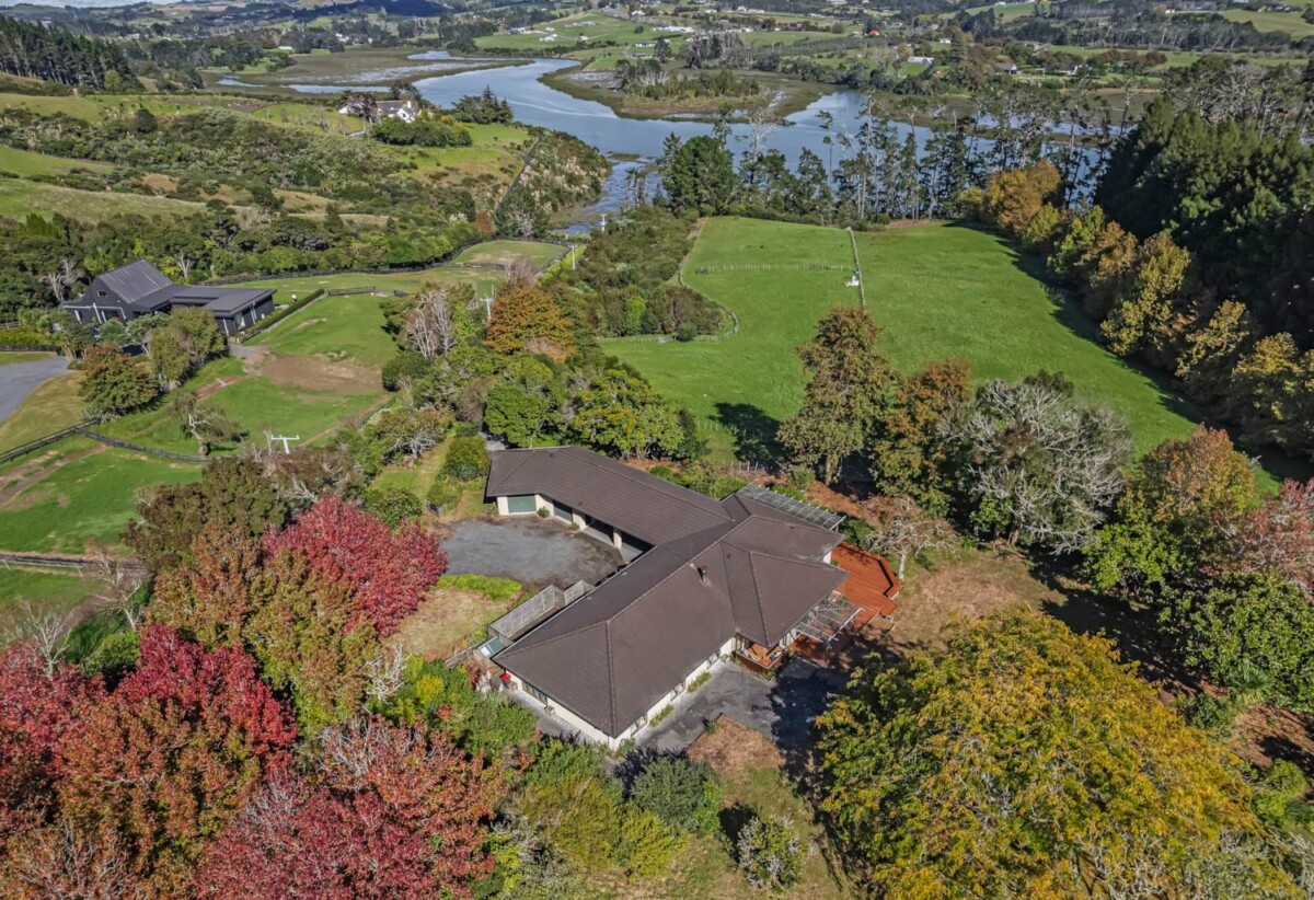 Botany Downs Secondary College zone, Once in 10 years, 370m2 5 beds 2 baths house with double garage on 2.2765ha land, 3.5 km to Somerville Intermediate School, 60 Potts Road, Whitford, Auckland