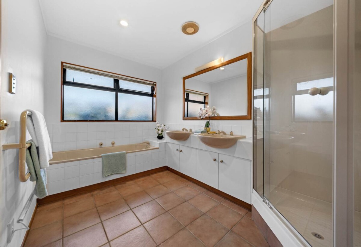 Botany Downs Secondary College zone, Once in 10 years, 370m2 5 beds 2 baths house with double garage on 2.2765ha land, 3.5 km to Somerville Intermediate School, 60 Potts Road, Whitford, Auckland