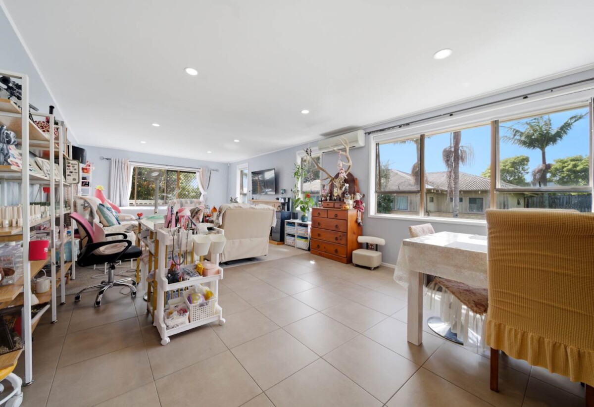 4 beds 3 baths house with double garage and swimming pool on 581m2 section, moments from schools, Albany Mall, motorway access, 0.2 km to Albany Junior High School, 319 Albany Highway, Albany, Auckland