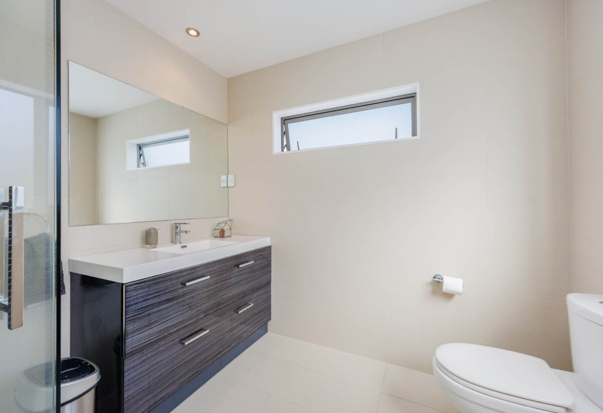 1Sea views, 5 beds 3.5 baths house with double garage on 600m2 section, over 50 m² of deck space, close to schools, Albany Mall, motorway access, 0.9 km to Oteha Valley School, 18 Fairview Avenue, Albany, Auckland