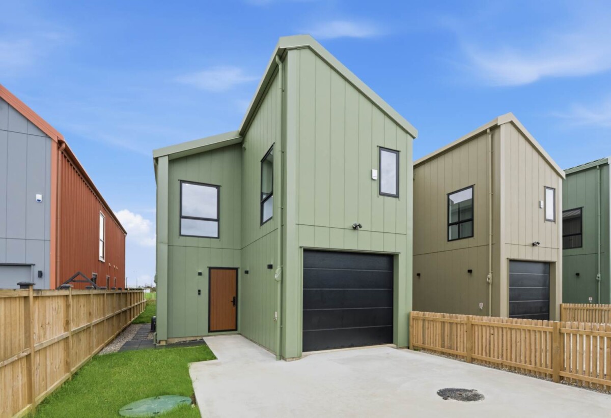 Brandnew standalone 4 beds 3.5 baths house with garage and deck on 247m2 section, Park already nearby – plus a new commercial area under construction, easy motorway access, 17 Karaka Village Parade, Karaka, Auckland
