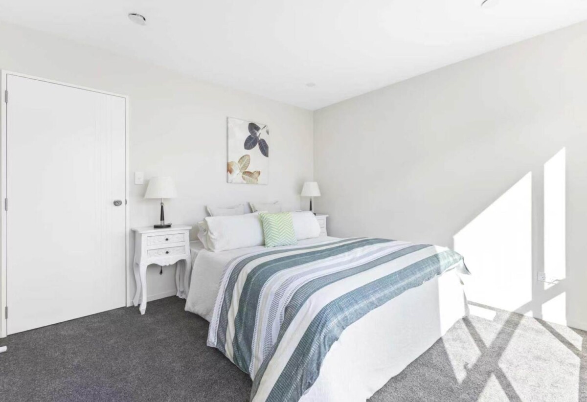 2 beds + study home with car park, close to schools, shopping centre, seaside reserve, 0.4 km to James Cook High School, 1 km to Manurewa Intermediate, 40E Friedlanders Road, Manurewa, Auckland