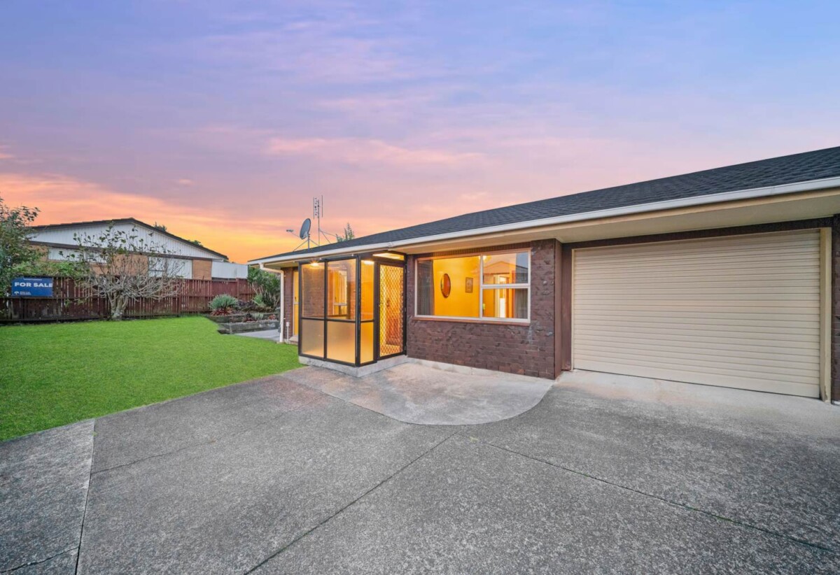 Must sell, Brick and tile 2 beds 1.5 baths home with garage and a private courtyard , Minutes’ walk to Highland Park Shopping Centre, local buses and Pakuranga College, 0.8 km to Pakuranga College, 6B Ballater Place, Highland Park, Auckland