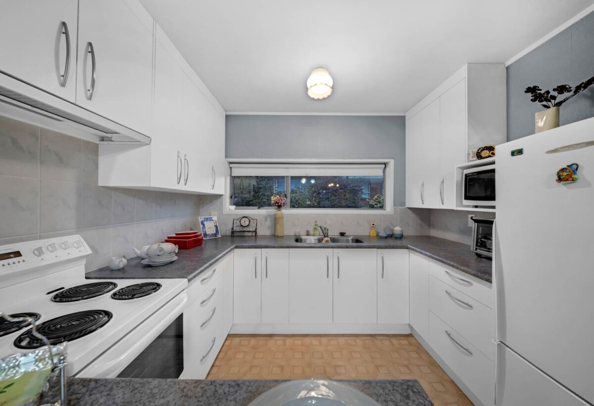 Must sell, Brick and tile 2 beds 1.5 baths home with garage and a private courtyard , Minutes’ walk to Highland Park Shopping Centre, local buses and Pakuranga College, 0.8 km to Pakuranga College, 6B Ballater Place, Highland Park, Auckland