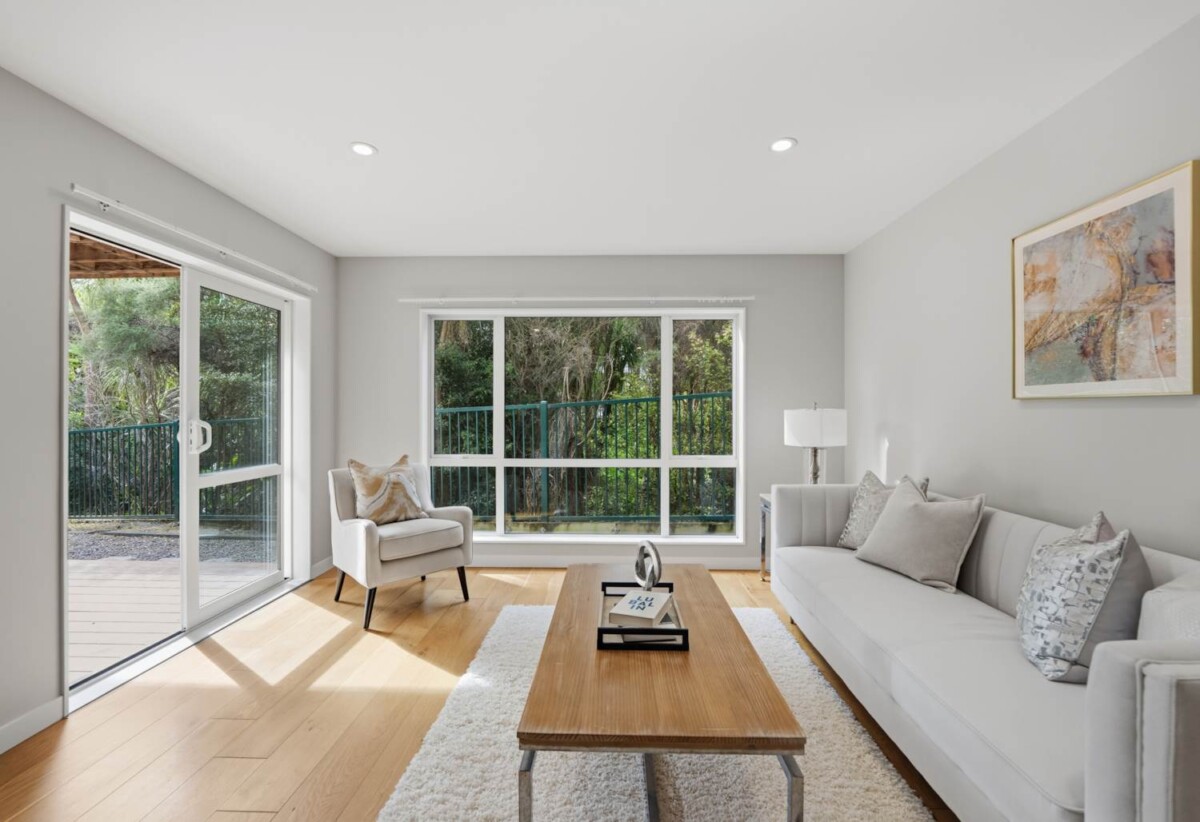317m2 Standalone 6 beds 4.5 baths house with double garage on 562m2 section, easy access to motorway, close to park, Walking distance to Upper Harbour Primary School, zoned for Albany Junior High and Albany, 104 Admirals Court Drive, Greenhithe, Auckland