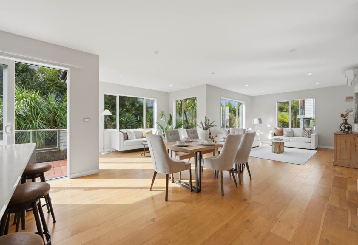 317m2 Standalone 6 beds 4.5 baths house with double garage on 562m2 section, easy access to motorway, close to park, Walking distance to Upper Harbour Primary School, zoned for Albany Junior High and Albany, 104 Admirals Court Drive, Greenhithe, Auckland