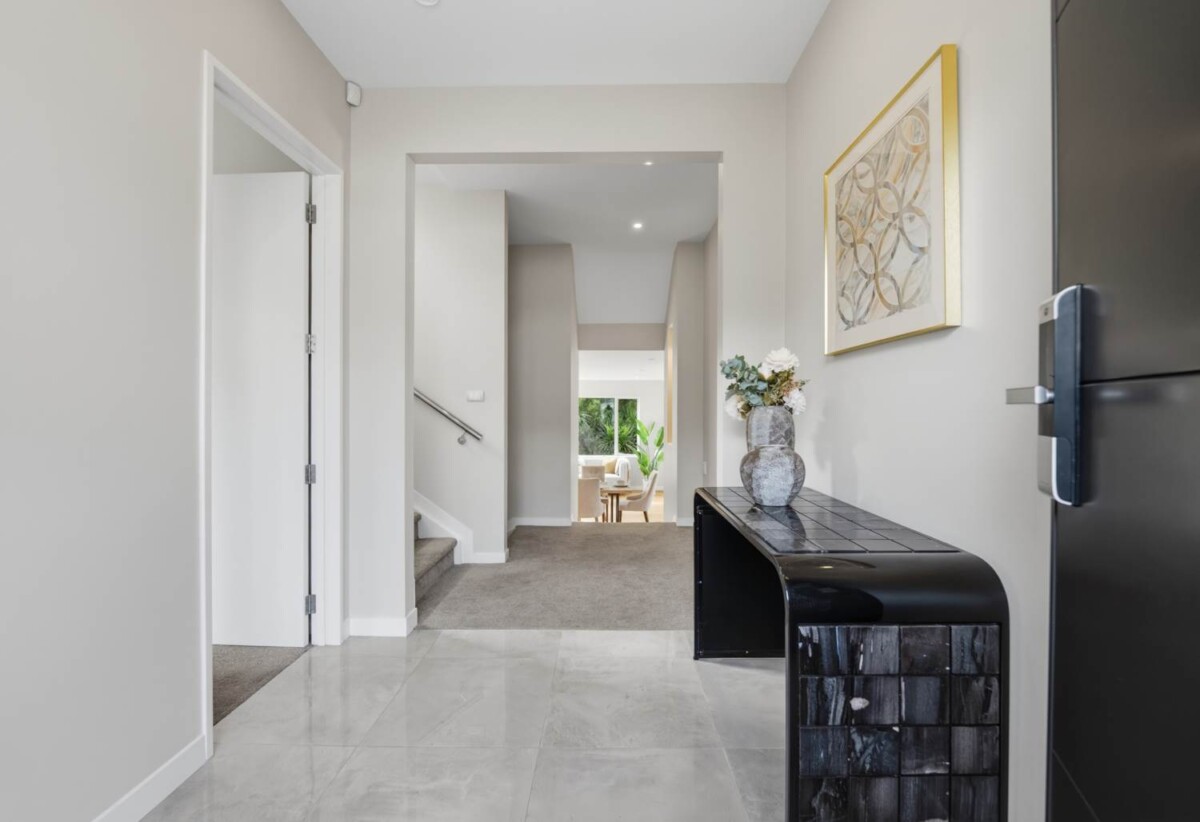 317m2 Standalone 6 beds 4.5 baths house with double garage on 562m2 section, easy access to motorway, close to park, Walking distance to Upper Harbour Primary School, zoned for Albany Junior High and Albany, 104 Admirals Court Drive, Greenhithe, Auckland