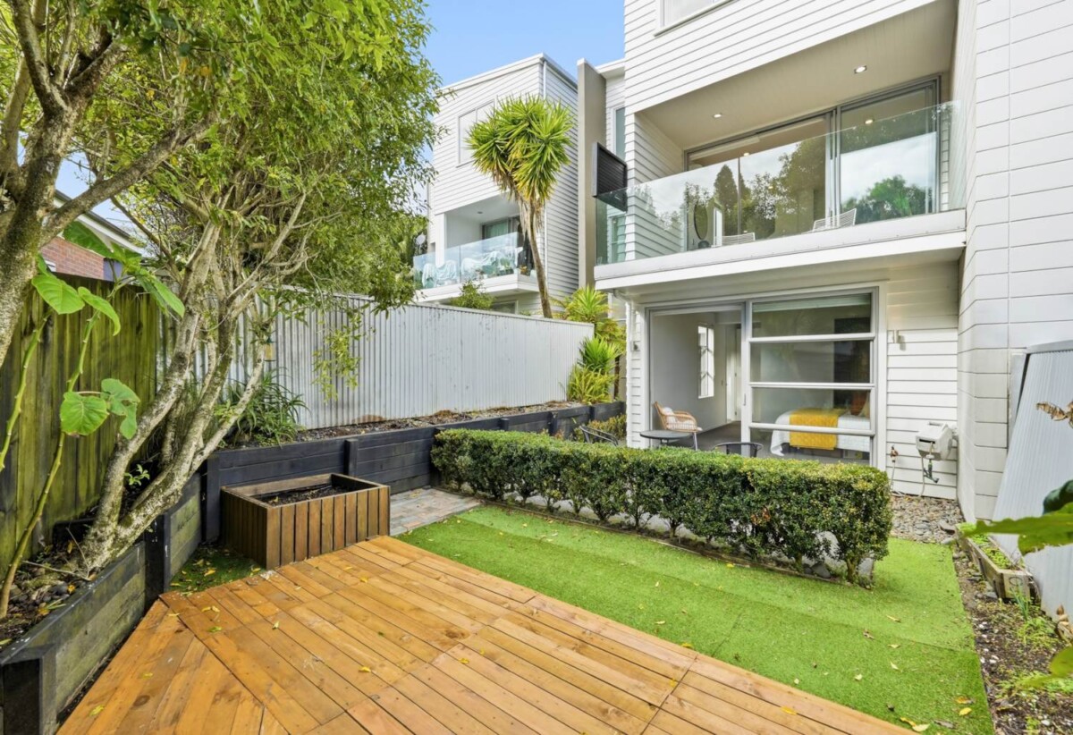 Must sell, Double Grammar school zone, Built-in lift, 4 beds (2 ensuites) 3 baths home with double garage, 1 ensuite ground floor, Zoned for Royal Oak Primary School, Auckland Normal Intermediate, Epsom Girls Grammar School and Auckland Grammar School, 510B Manukau Road, Epsom, Auckland