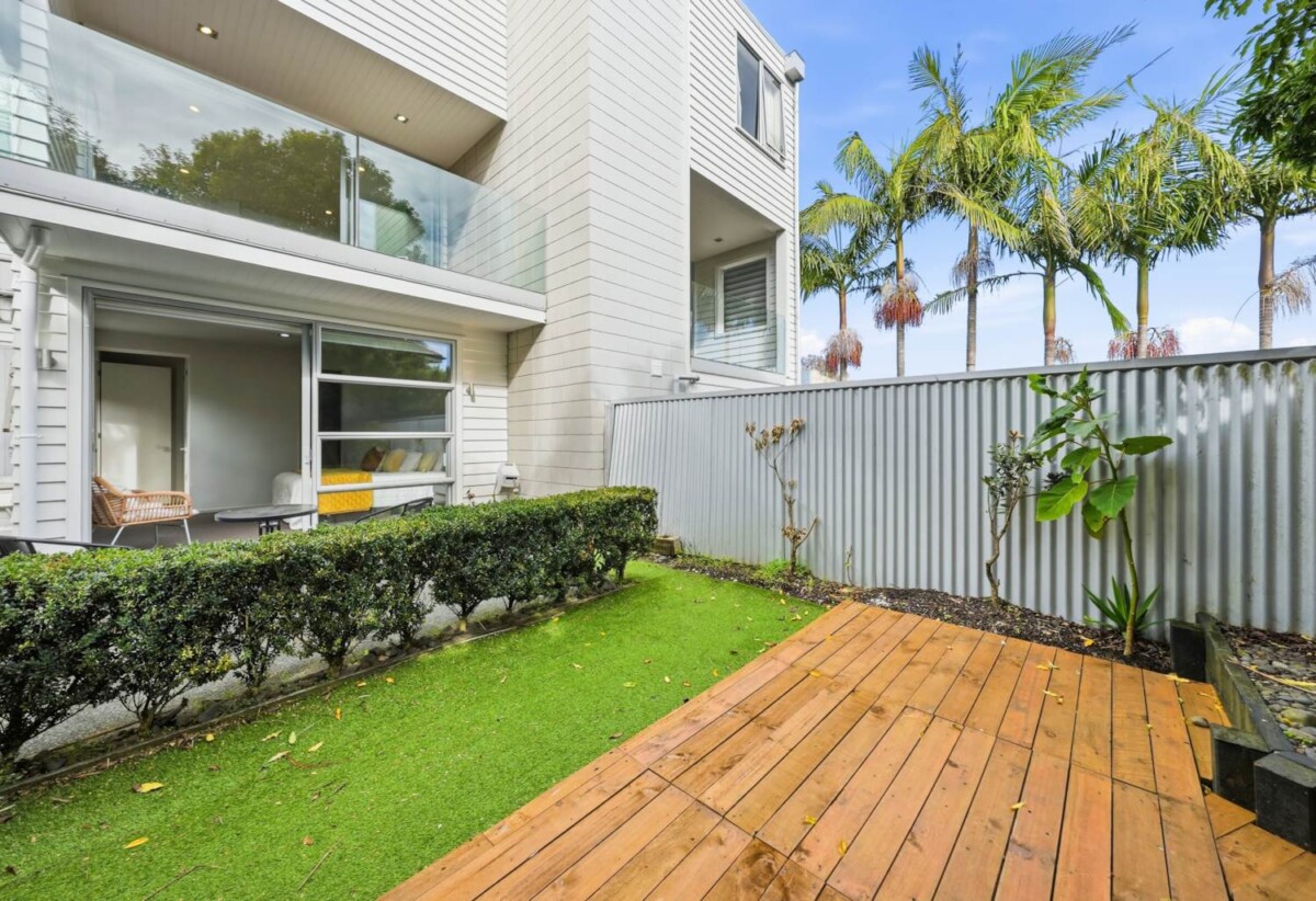 Must sell, Double Grammar school zone, Built-in lift, 4 beds (2 ensuites) 3 baths home with double garage, 1 ensuite ground floor, Zoned for Royal Oak Primary School, Auckland Normal Intermediate, Epsom Girls Grammar School and Auckland Grammar School, 510B Manukau Road, Epsom, Auckland