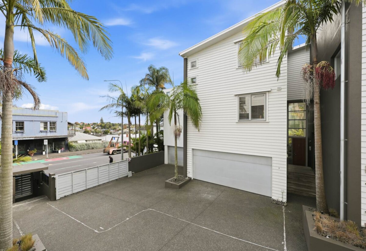 Must sell, Double Grammar school zone, Built-in lift, 4 beds (2 ensuites) 3 baths home with double garage, 1 ensuite ground floor, Zoned for Royal Oak Primary School, Auckland Normal Intermediate, Epsom Girls Grammar School and Auckland Grammar School, 510B Manukau Road, Epsom, Auckland