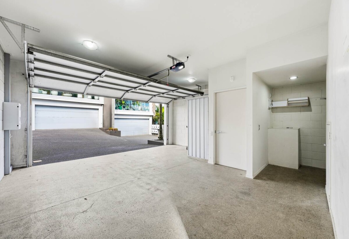 Must sell, Double Grammar school zone, Built-in lift, 4 beds (2 ensuites) 3 baths home with double garage, 1 ensuite ground floor, Zoned for Royal Oak Primary School, Auckland Normal Intermediate, Epsom Girls Grammar School and Auckland Grammar School, 510B Manukau Road, Epsom, Auckland