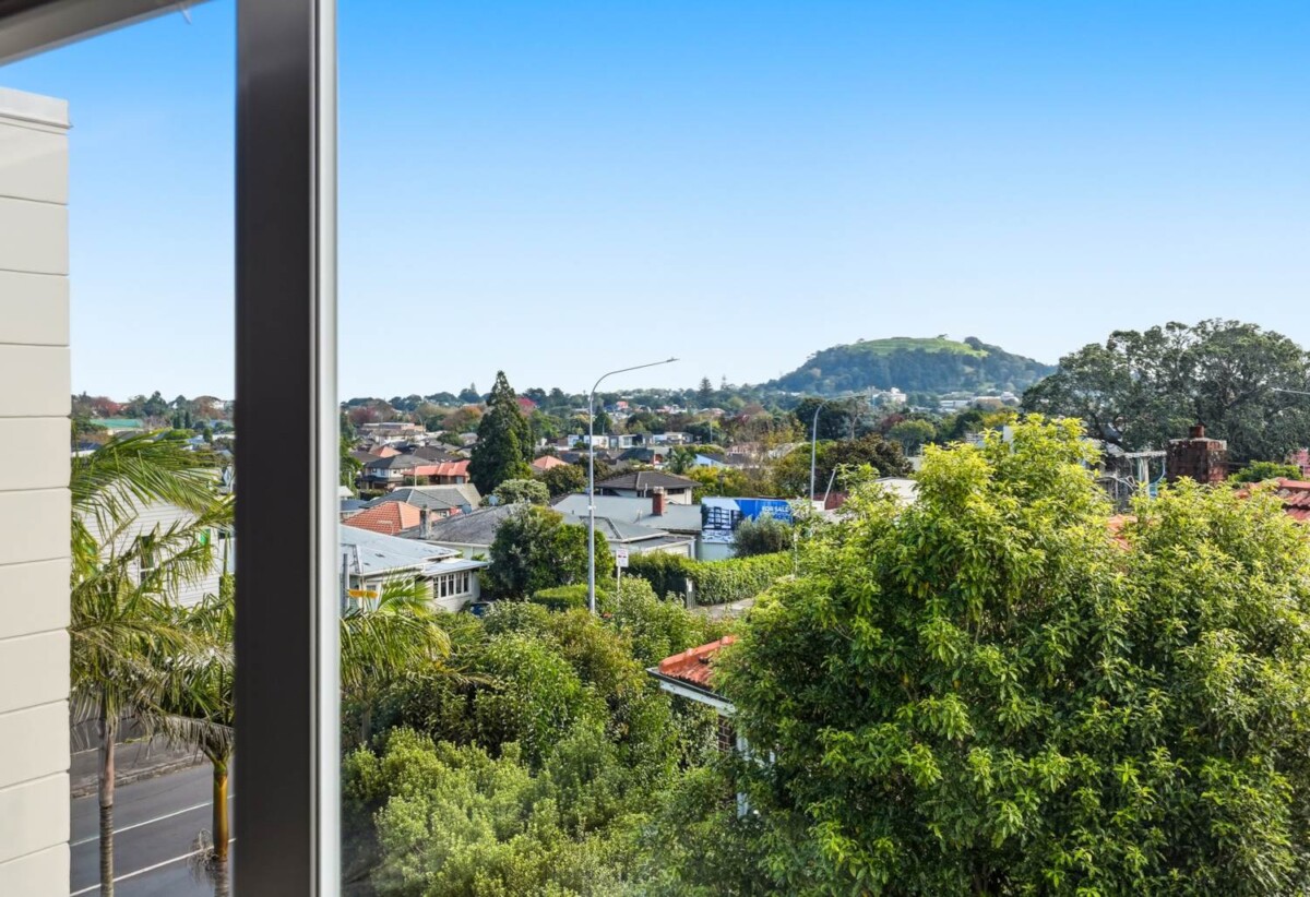 Must sell, Double Grammar school zone, Built-in lift, 4 beds (2 ensuites) 3 baths home with double garage, 1 ensuite ground floor, Zoned for Royal Oak Primary School, Auckland Normal Intermediate, Epsom Girls Grammar School and Auckland Grammar School, 510B Manukau Road, Epsom, Auckland