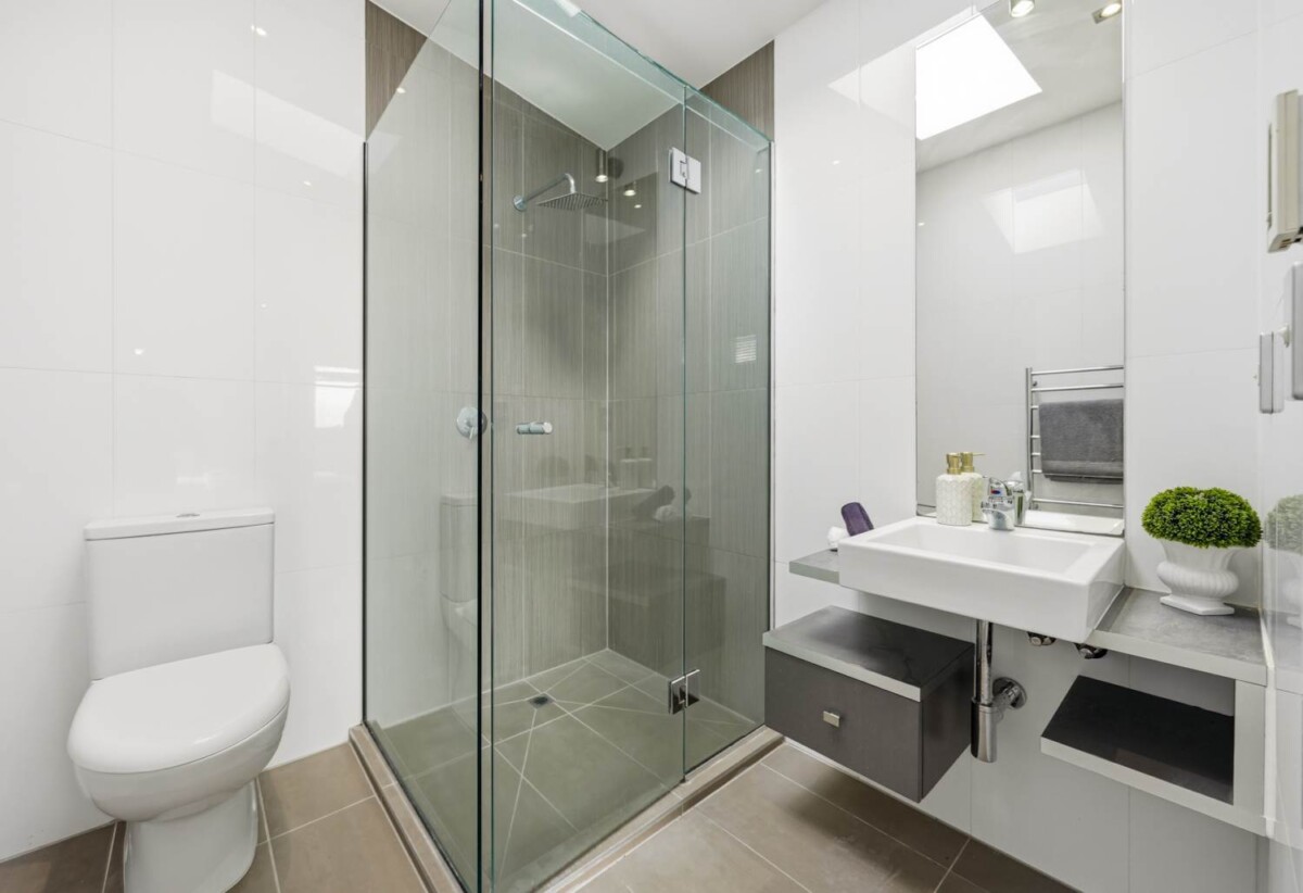 Must sell, Double Grammar school zone, Built-in lift, 4 beds (2 ensuites) 3 baths home with double garage, 1 ensuite ground floor, Zoned for Royal Oak Primary School, Auckland Normal Intermediate, Epsom Girls Grammar School and Auckland Grammar School, 510B Manukau Road, Epsom, Auckland