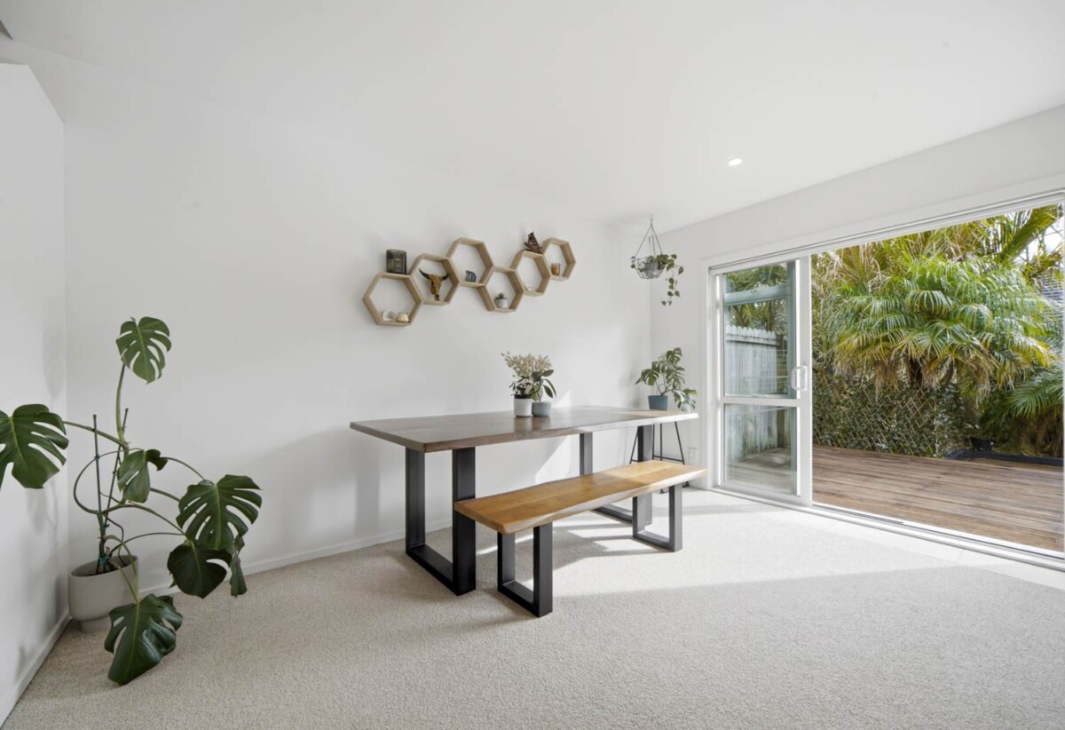 Must sell, Rangitoto College zone, 3 beds 1.5 bath home with garage, move-in ready, minutes to schools, Albany Mall, motorway access, 0.7 km to Oteha Valley School, 4/78 Fernhill Way, Oteha, Auckland