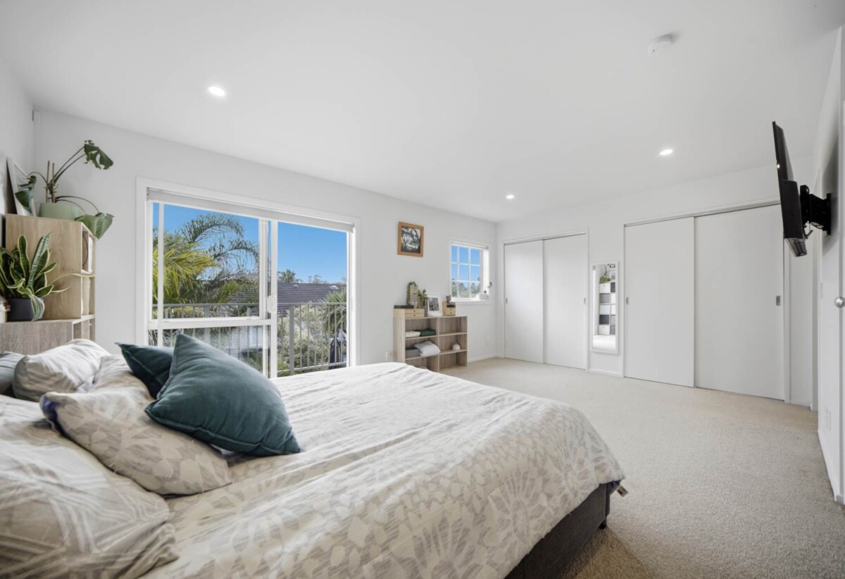 Must sell, Rangitoto College zone, 3 beds 1.5 bath home with garage, move-in ready, minutes to schools, Albany Mall, motorway access, 0.7 km to Oteha Valley School, 4/78 Fernhill Way, Oteha, Auckland