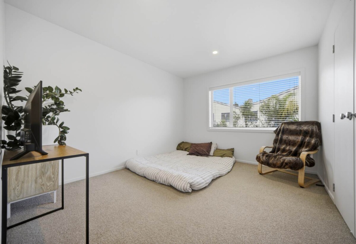 Must sell, Rangitoto College zone, 3 beds 1.5 bath home with garage, move-in ready, minutes to schools, Albany Mall, motorway access, 0.7 km to Oteha Valley School, 4/78 Fernhill Way, Oteha, Auckland
