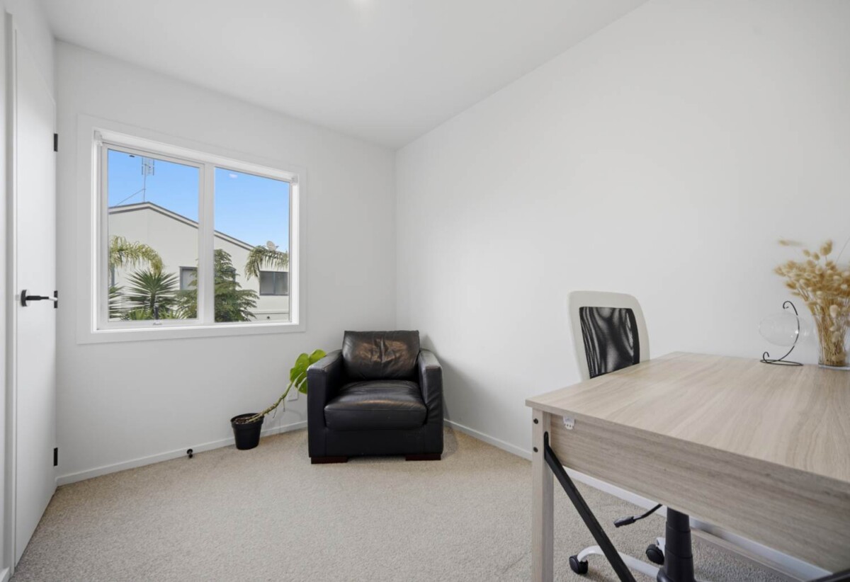 Must sell, Rangitoto College zone, 3 beds 1.5 bath home with garage, move-in ready, minutes to schools, Albany Mall, motorway access, 0.7 km to Oteha Valley School, 4/78 Fernhill Way, Oteha, Auckland