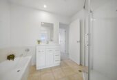 Must sell, Rangitoto College zone, 3 beds 1.5 bath home with garage, move-in ready, minutes to schools, Albany Mall, motorway access, 0.7 km to Oteha Valley School, 4/78 Fernhill Way, Oteha, Auckland