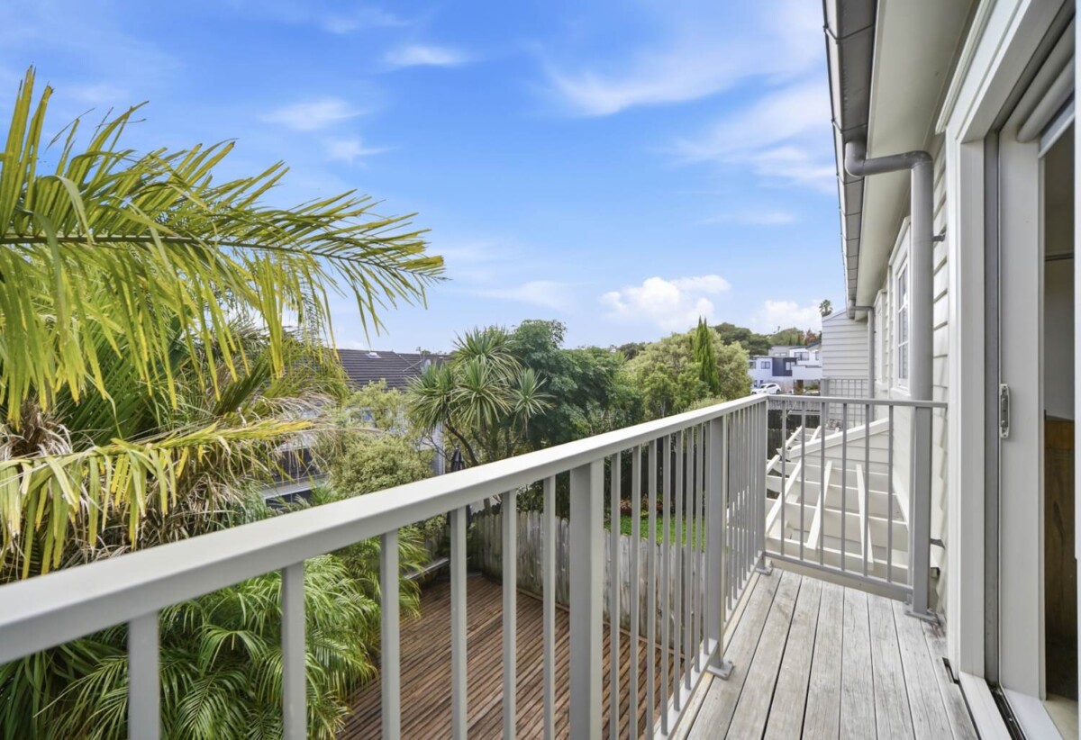 Must sell, Rangitoto College zone, 3 beds 1.5 bath home with garage, move-in ready, minutes to schools, Albany Mall, motorway access, 0.7 km to Oteha Valley School, 4/78 Fernhill Way, Oteha, Auckland