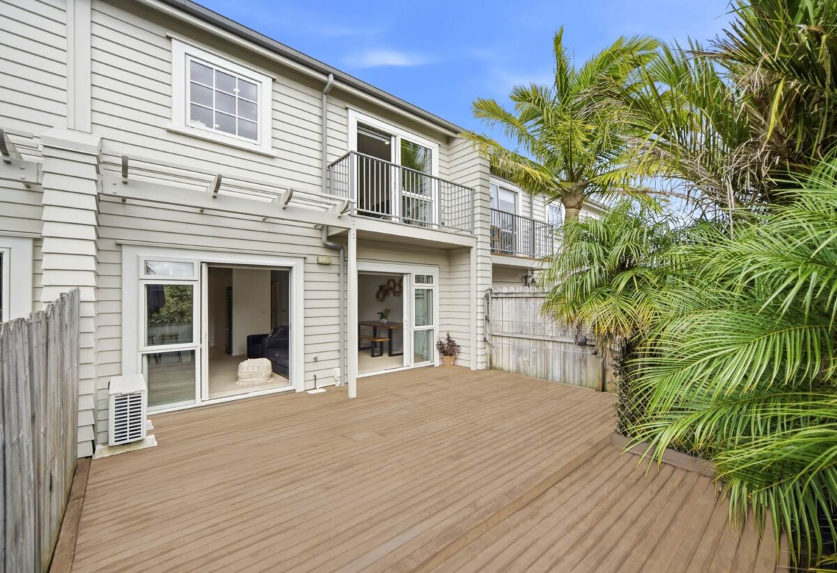 Must sell, Rangitoto College zone, 3 beds 1.5 bath home with garage, move-in ready, minutes to schools, Albany Mall, motorway access, 0.7 km to Oteha Valley School, 4/78 Fernhill Way, Oteha, Auckland