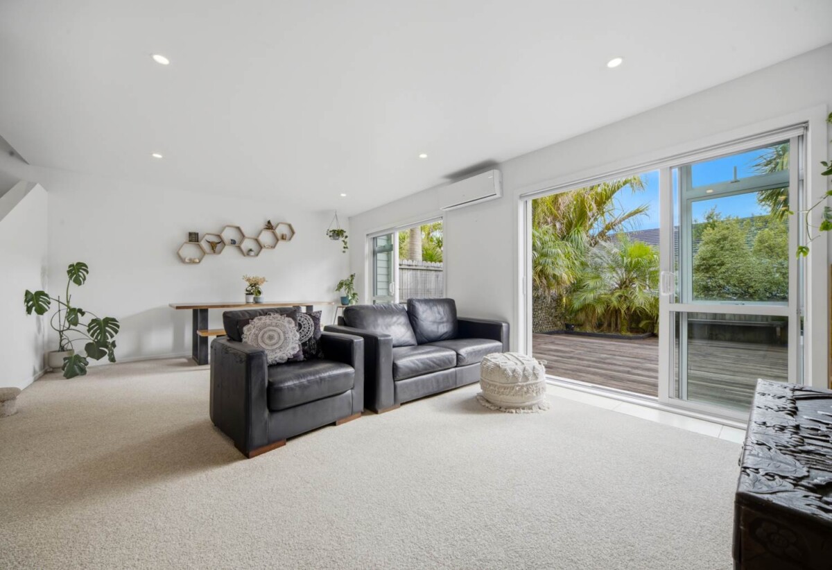 Must sell, Rangitoto College zone, 3 beds 1.5 bath home with garage, move-in ready, minutes to schools, Albany Mall, motorway access, 0.7 km to Oteha Valley School, 4/78 Fernhill Way, Oteha, Auckland