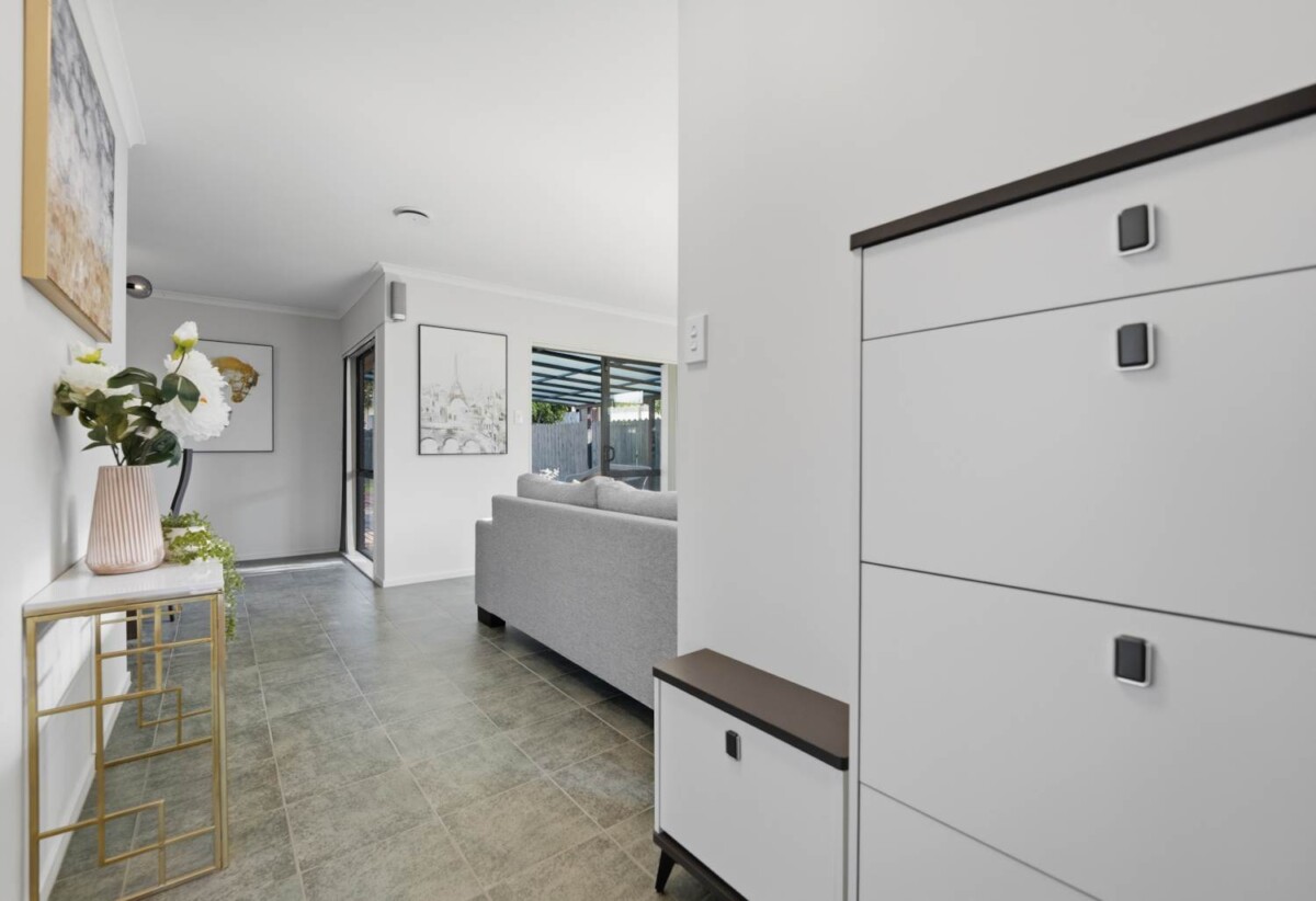 160m2 Brick and tile 3 beds 2 baths house with double garage on 470m2 section, close to schools, shopping centres, motorway access, 0.5 km to Chapel Downs School, 18 Sambrooke Crescent, Flat Bush, Auckland