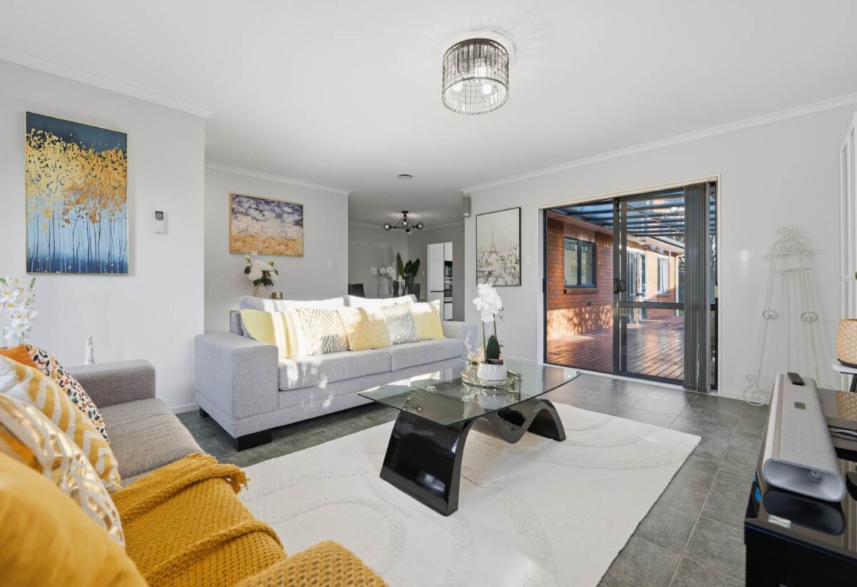 160m2 Brick and tile 3 beds 2 baths house with double garage on 470m2 section, close to schools, shopping centres, motorway access, 0.5 km to Chapel Downs School, 18 Sambrooke Crescent, Flat Bush, Auckland