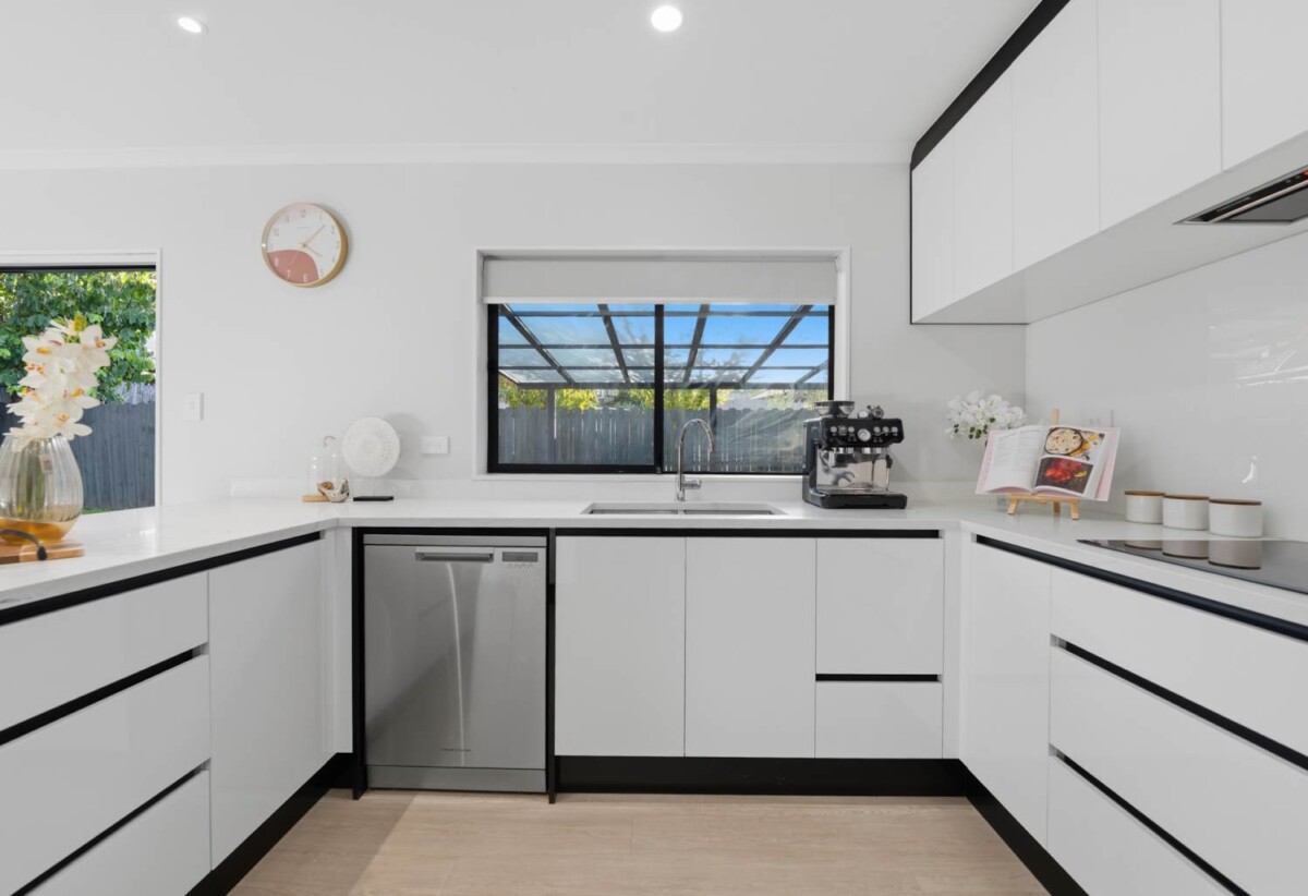 160m2 Brick and tile 3 beds 2 baths house with double garage on 470m2 section, close to schools, shopping centres, motorway access, 0.5 km to Chapel Downs School, 18 Sambrooke Crescent, Flat Bush, Auckland