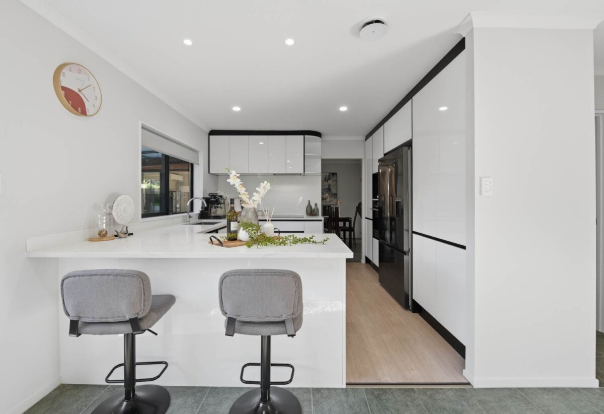 160m2 Brick and tile 3 beds 2 baths house with double garage on 470m2 section, close to schools, shopping centres, motorway access, 0.5 km to Chapel Downs School, 18 Sambrooke Crescent, Flat Bush, Auckland