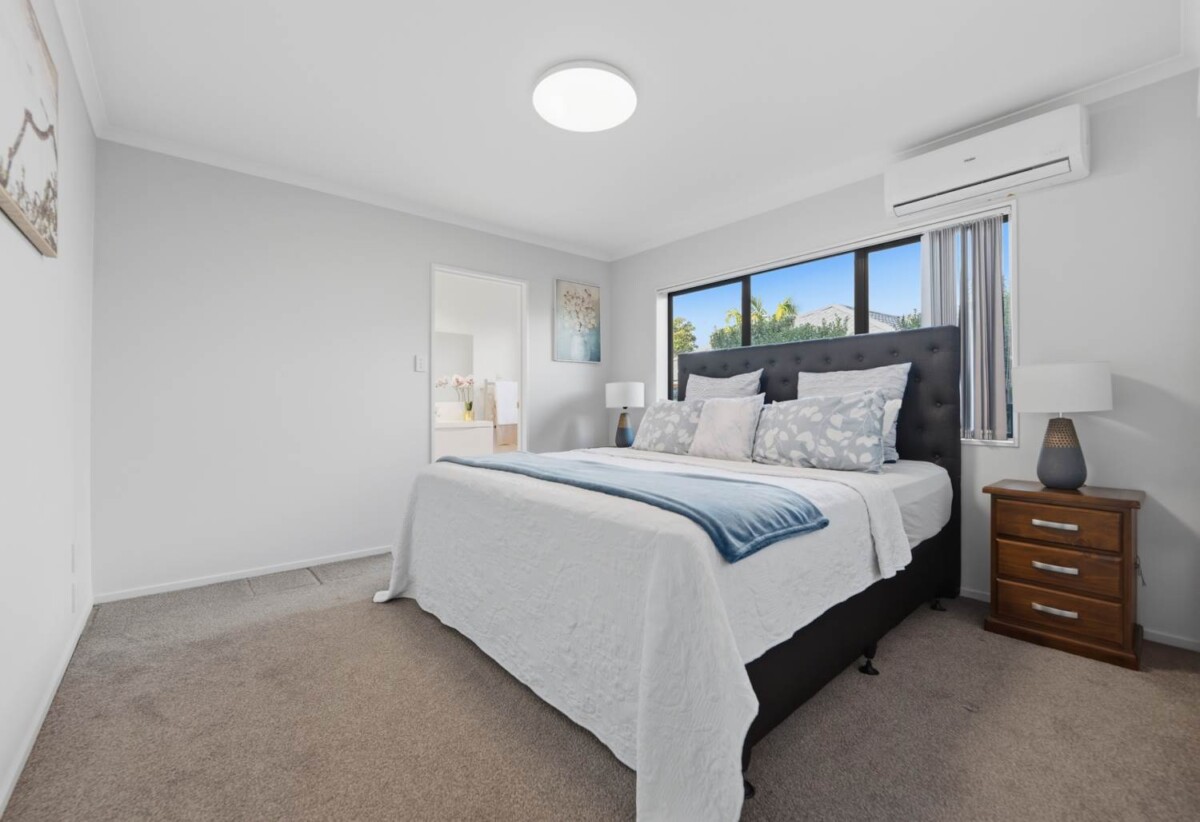 160m2 Brick and tile 3 beds 2 baths house with double garage on 470m2 section, close to schools, shopping centres, motorway access, 0.5 km to Chapel Downs School, 18 Sambrooke Crescent, Flat Bush, Auckland