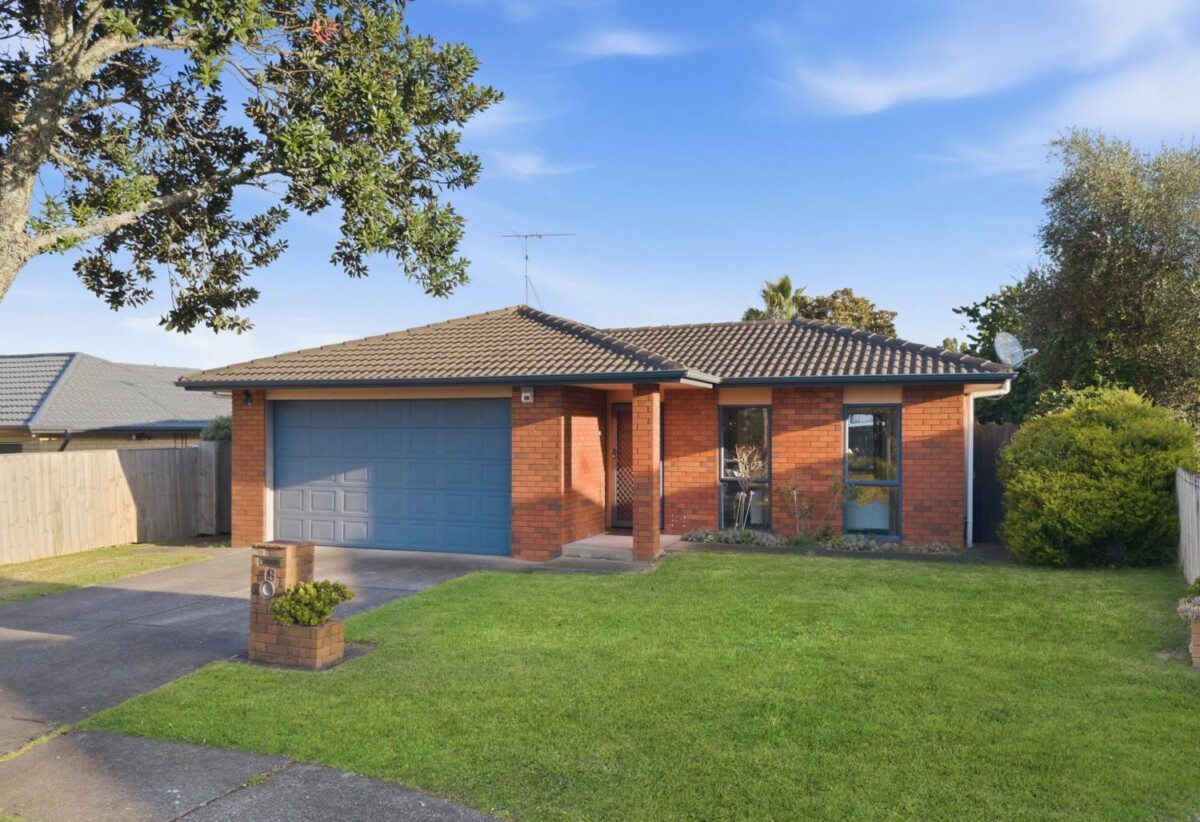 160m2 Brick and tile 3 beds 2 baths house with double garage on 470m2 section, close to schools, shopping centres, motorway access, 0.5 km to Chapel Downs School, 18 Sambrooke Crescent, Flat Bush, Auckland