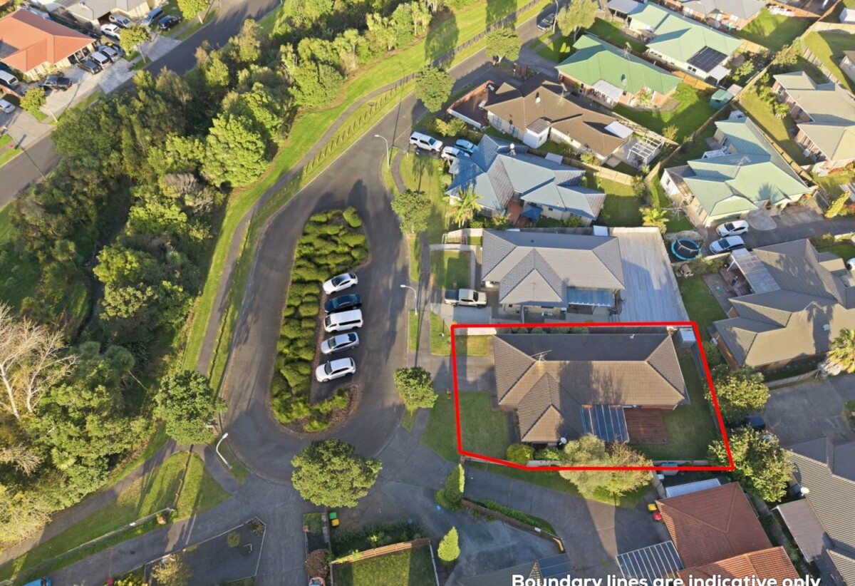 160m2 Brick and tile 3 beds 2 baths house with double garage on 470m2 section, close to schools, shopping centres, motorway access, 0.5 km to Chapel Downs School, 18 Sambrooke Crescent, Flat Bush, Auckland