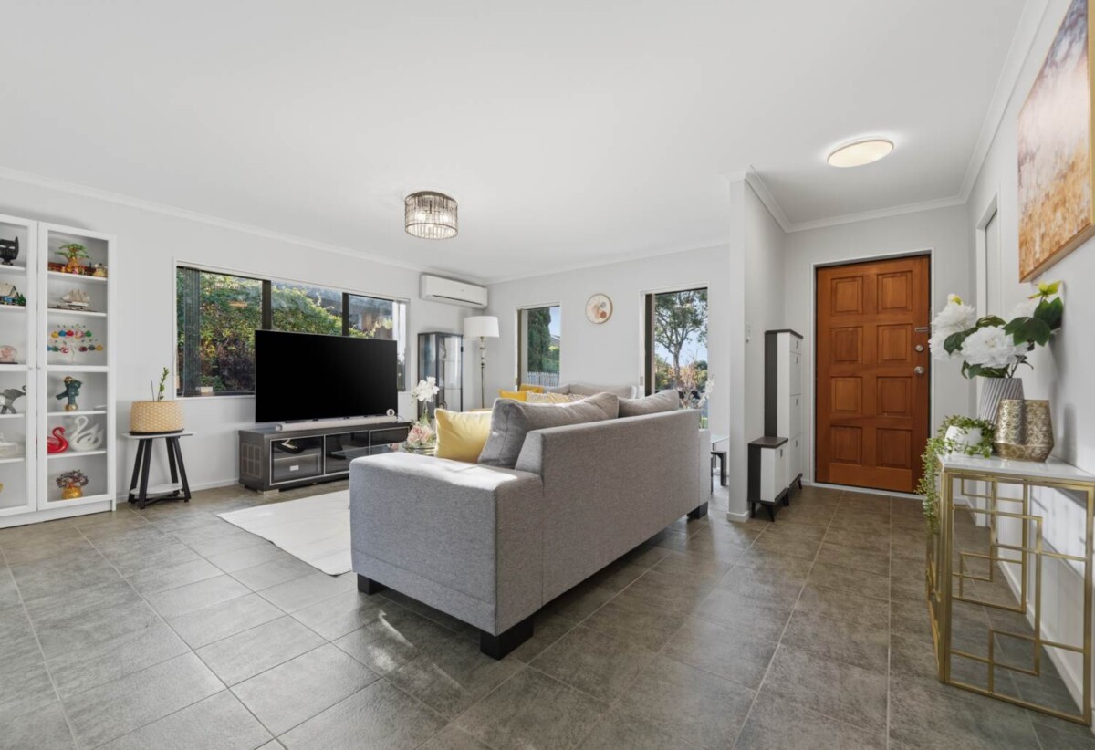 160m2 Brick and tile 3 beds 2 baths house with double garage on 470m2 section, close to schools, shopping centres, motorway access, 0.5 km to Chapel Downs School, 18 Sambrooke Crescent, Flat Bush, Auckland