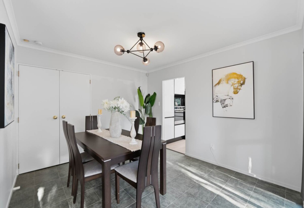 160m2 Brick and tile 3 beds 2 baths house with double garage on 470m2 section, close to schools, shopping centres, motorway access, 0.5 km to Chapel Downs School, 18 Sambrooke Crescent, Flat Bush, Auckland
