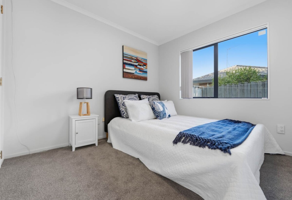 160m2 Brick and tile 3 beds 2 baths house with double garage on 470m2 section, close to schools, shopping centres, motorway access, 0.5 km to Chapel Downs School, 18 Sambrooke Crescent, Flat Bush, Auckland