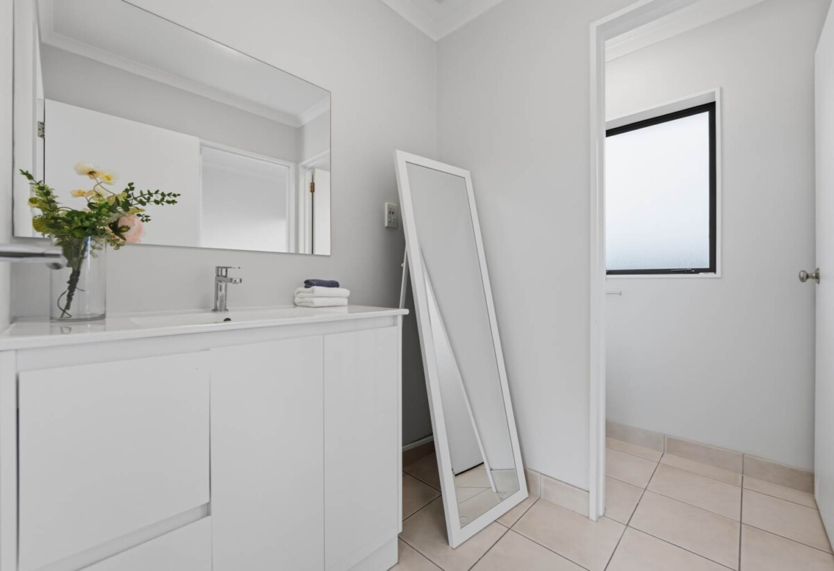 160m2 Brick and tile 3 beds 2 baths house with double garage on 470m2 section, close to schools, shopping centres, motorway access, 0.5 km to Chapel Downs School, 18 Sambrooke Crescent, Flat Bush, Auckland