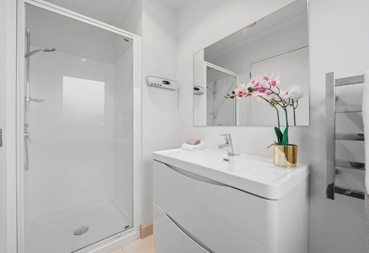 160m2 Brick and tile 3 beds 2 baths house with double garage on 470m2 section, close to schools, shopping centres, motorway access, 0.5 km to Chapel Downs School, 18 Sambrooke Crescent, Flat Bush, Auckland