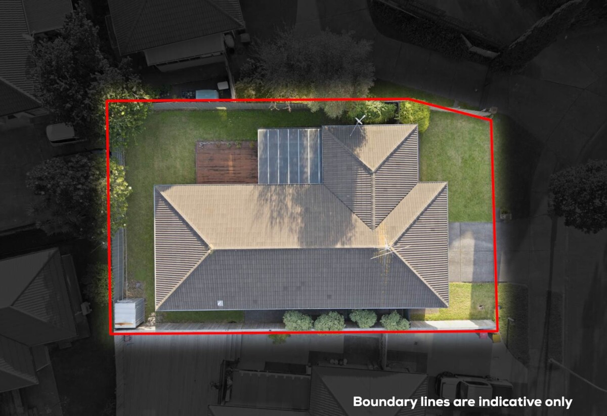 160m2 Brick and tile 3 beds 2 baths house with double garage on 470m2 section, close to schools, shopping centres, motorway access, 0.5 km to Chapel Downs School, 18 Sambrooke Crescent, Flat Bush, Auckland
