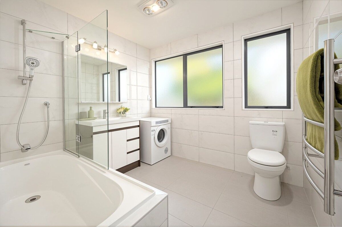 Once in 10 years, Overseas owners, 118m2 4 beds 2 baths house ( 2 beds 1 bath main home + 2 beds 1 bath granny) on 471m2 section, A generous deck, a practical shed and additional storage areas, and on New Year’s Eve you can even enjoy the fireworks from the Sky Tower from home, 140D Hepburn Road, Glendene, Auckland