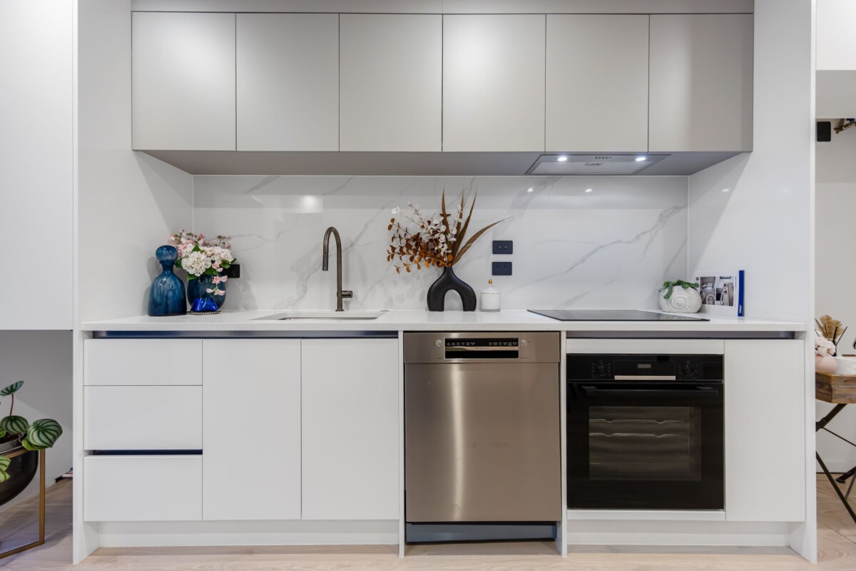 Ignore CV – Vendor Selling Below CV ( CV $1,050,000), 3 beds (3 ensuites) 3.5 baths home with garage, just minutes to SH1 motorway access, and close to Albany Westfield, cafés, and parks, with zoning for Oteha Valley School, Northcross Intermediate, and Long Bay College. 25D Oteha Valley Road, Northcross, Auckland