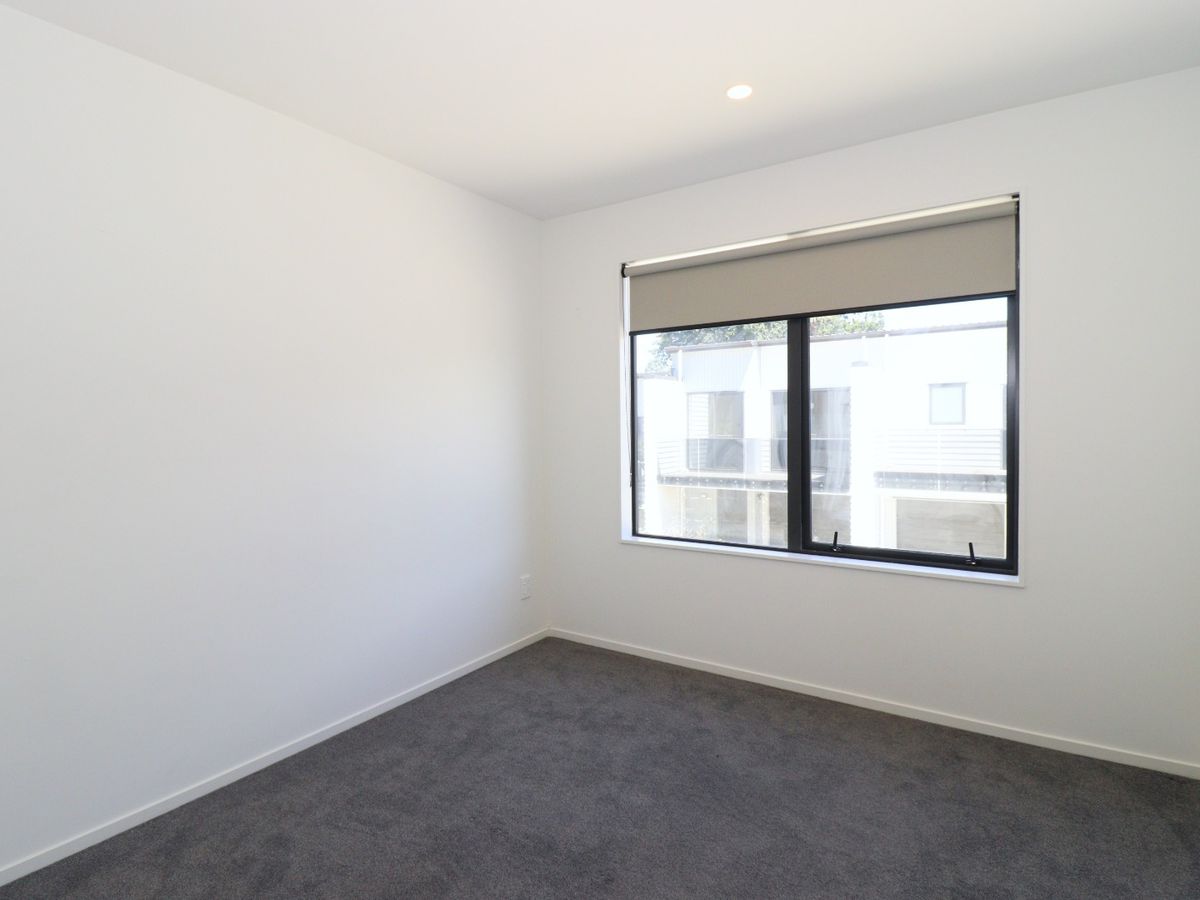 For rent, 3 beds 2 baths townhouse with garage, Available Now, 22 Korokio Lane, Henderson, Auckland