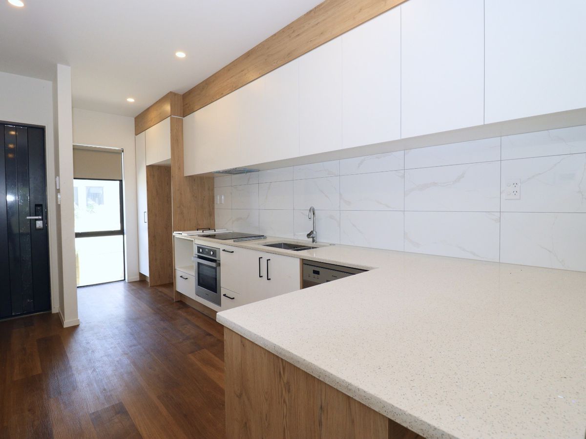 For rent, 3 beds 2 baths townhouse with garage, Available Now, 22 Korokio Lane, Henderson, Auckland
