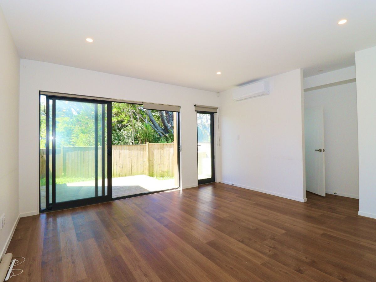 For rent, 3 beds 2 baths townhouse with garage, Available Now, 22 Korokio Lane, Henderson, Auckland