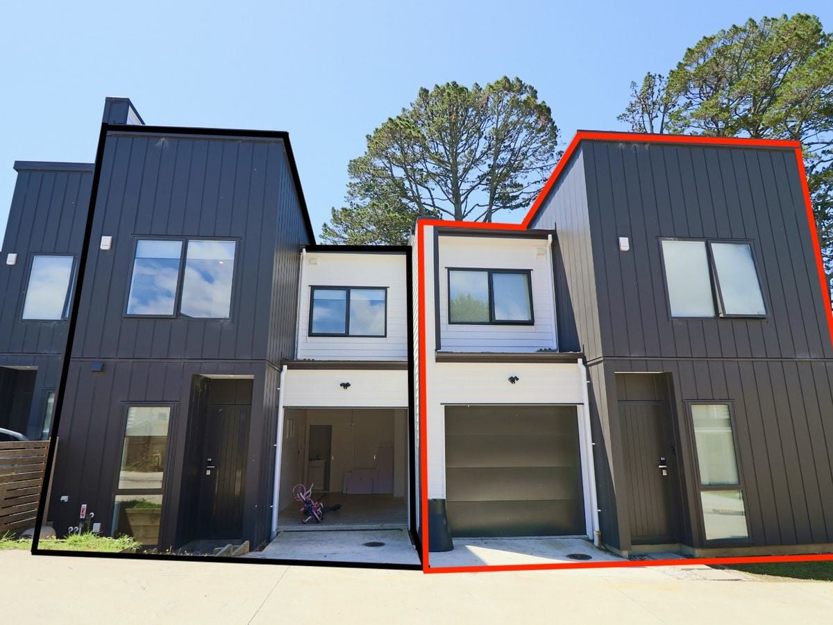 For rent, 3 beds 2 baths townhouse with garage, Available Now, 22 Korokio Lane, Henderson, Auckland